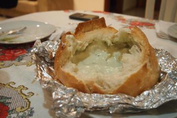 Fondue de queijo no pão italiano