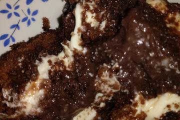 Bolo de travessa de brigadeiro e leite ninho