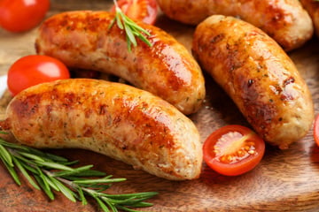 Pare de fritar as linguiças: elas ficam mais suculentas e crocantes se você fizer do jeito que os açougueiros recomendam