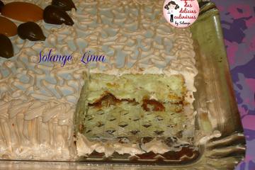 Bolo creme com pêssegos, cobertura de marshmallow e frutas