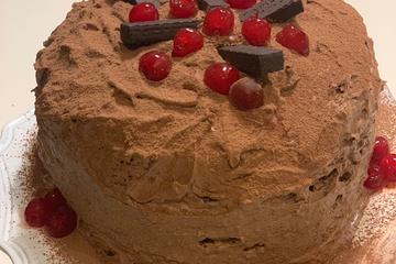 Bolo mousse de chocolate e prestígio