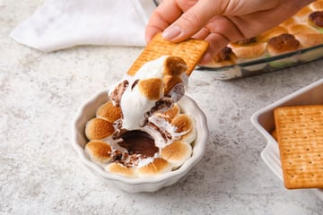 Já anota a sobremesa de 3 ingredientes para impressionar no Dia dos Namorados: smores de travessa assado no forno ou na airfryer