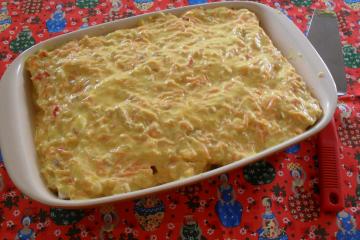 Torta de pão de forma cremosa com atum