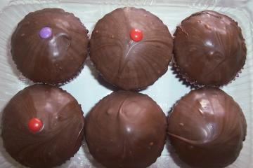 Cupcakes de brigadeiro com cobertura tipo chokito