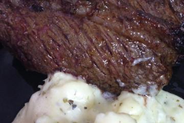 Picanha na fritadeira com purê de mandioca