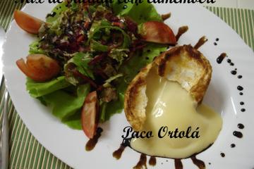 Queijo camembert com mix de folhas
