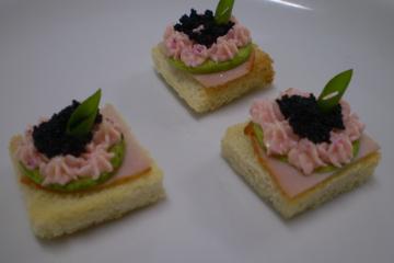 Canapé de lombo, abobrinha, queijo gouda e caviar