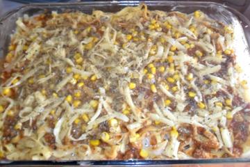 Macarrão gratinado com carne moída