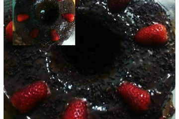 Bolo de chocolate e calda de chocolate
