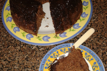 Bolo de chocolate assado com a calda