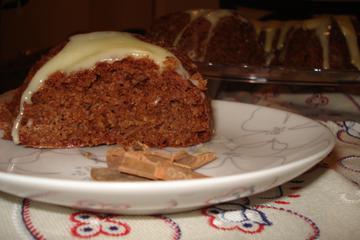 Bolo de canela com cobertura de chocolate branco