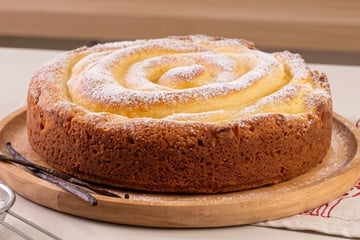 Bolo sonho com massa fofinha como uma nuvem e creme de baunilha aveludado