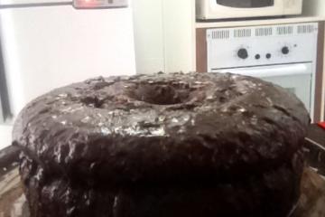 Bolo de cenoura com calda de chocolate