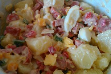 Salada de batatas com salsichas