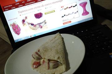 Tapioca com creme de coco e morango