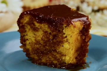 Receita de Bolo de cenoura com calda de chocolate que derrete na