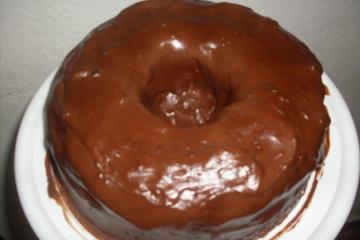 Bolo de milho com cobertura de chocolate