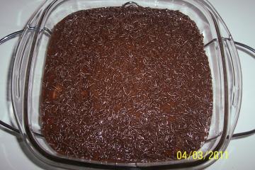 Bolo de baunilha com gotas de chocolate e cobertura (super fofo)
