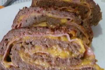Rocambole de carne moída com queijo e presunto