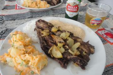 Costela ao bafo com alho e batatas