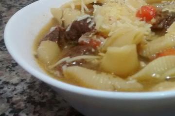 Sopa de legumes com músculo e massinha