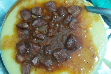 Polenta com molho de calabresa