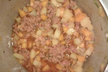 Linguiça com batata e cenoura