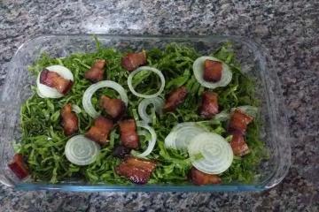 Salada de almeirão com bacon