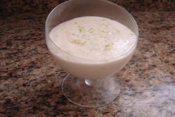 Mousse de limão saboroso