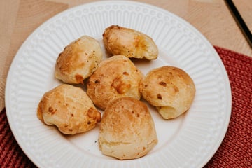 Pãozinho de queijo de 3 ingredientes feito na airfryer: receita prática para café da manhã que toda a família vai amar!