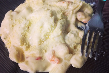 Macarrão com camarão ao molho de quatro queijos