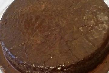 Bolo de cenoura com calda de chocolate