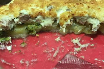 Brócolis com batata e pernil suíno gratinado