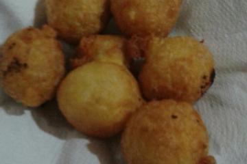 Bolinho de mandioca com recheio de carne seca