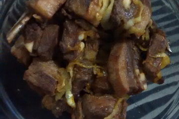 Costelinha de javali acebolada