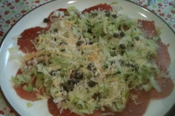 Salada de carpaccio com alcaparras