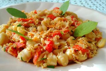 Salada de grão de bico com frango