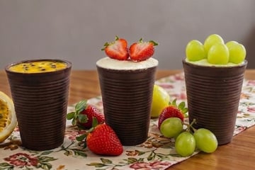 Copo comestível recheado com mousse de maracujá, brigadeiro de leite em pó com morango ou bombom de uva