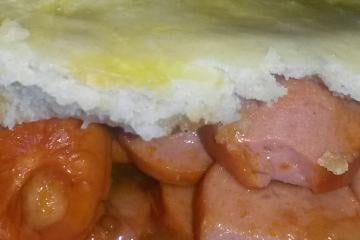 Cachorro-quente assado com massa de pão (hot dog sírio) ou