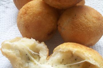 Bolinho de pizza 4 queijos do Marcelo
