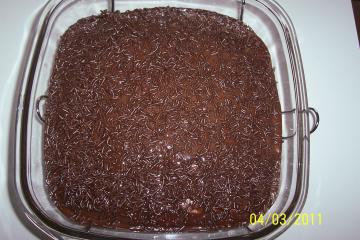 Bolo de baunilha com gotas de chocolate e cobertura (super fofo)