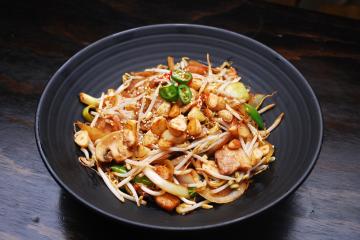 Broto de feijão com molho de soja (moyashi com shoyu)
