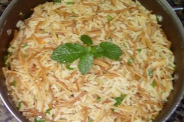 Arroz com aletria ( macarrão cabelo de anjo)