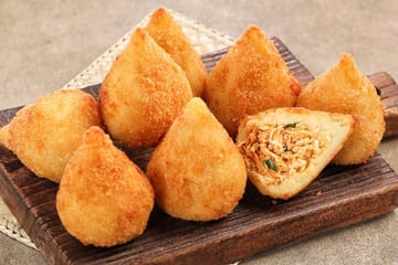 Coxinha com massa de mandioca sem trigo prática e cheia de sabor
