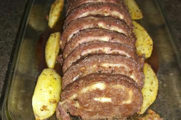 Rocambole de carne moída com queijo e presunto