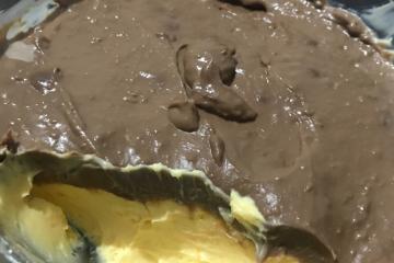 Mousse de maracujá com cobertura de chocolate