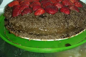Bolo de chocolate com morango