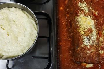 Bolo de carne moída recheado com presunto e mussarela