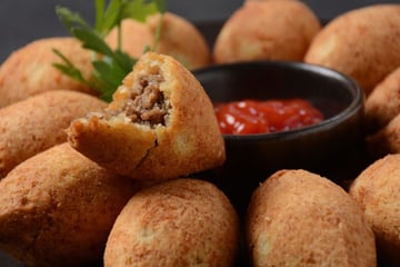 Bolinho de mandioca na airfryer crocante e sequinho com recheio de carne moída