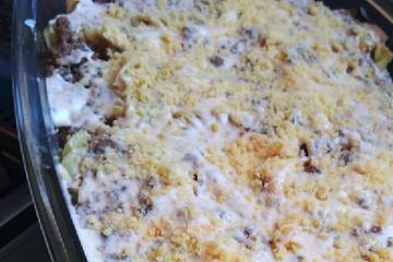 Macarrão com carne moída e queijo